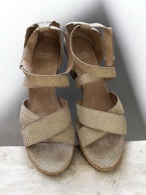 EILEEN FISHER Beige Crisscross Leather Sandals Size 8 with Dust Bag